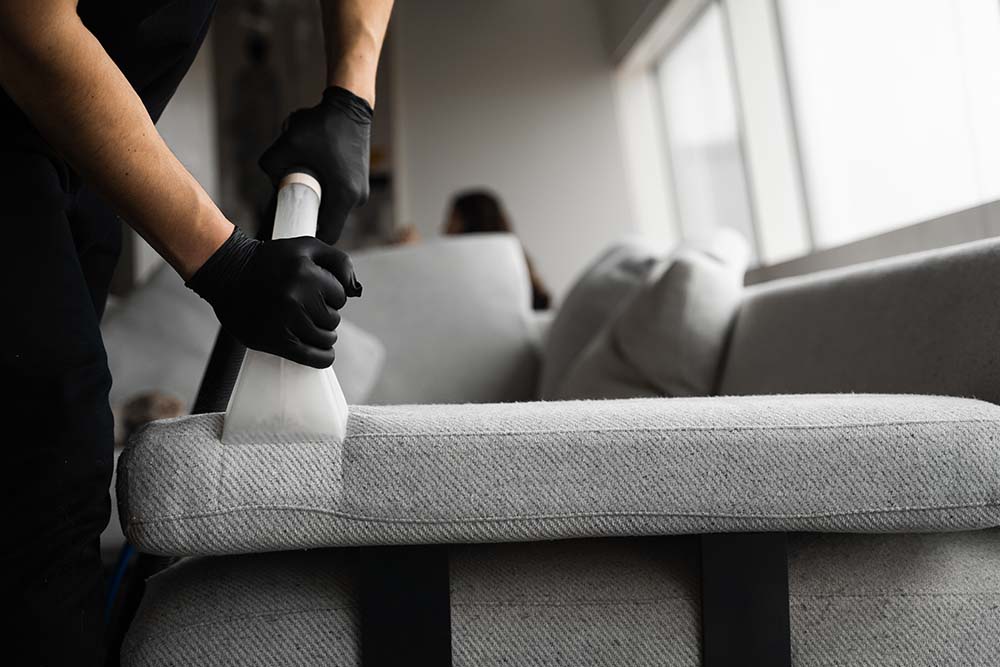 limpiar muebles tapizados
